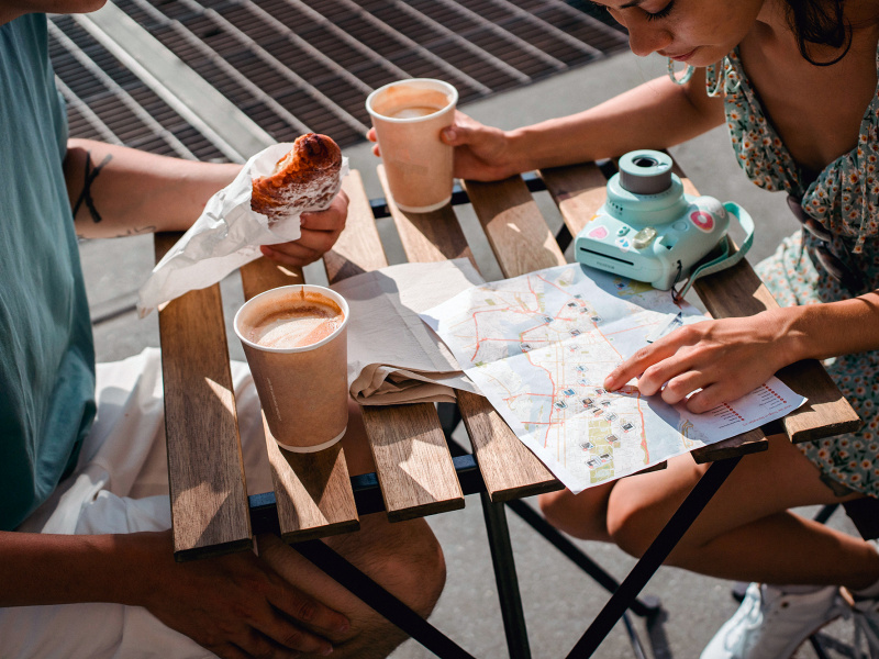 Découvrez le vocabulaire indispensable pour vos vacances en anglais. Apprenez les expressions courantes pour vous orienter et communiquer avec les locaux. Préparez-vous pour vos vacances en toute sérénité !