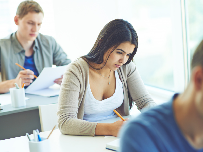 Etudiants passant un examen 