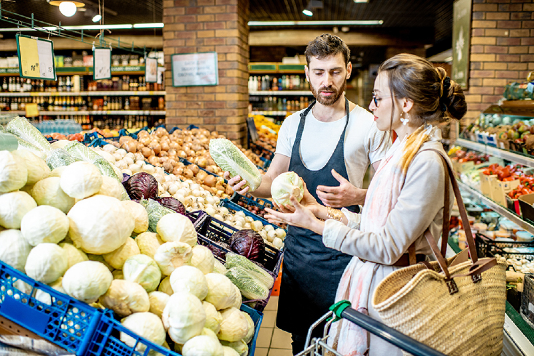 Illustration - Étudiants discutant en français dans un marché à Paris