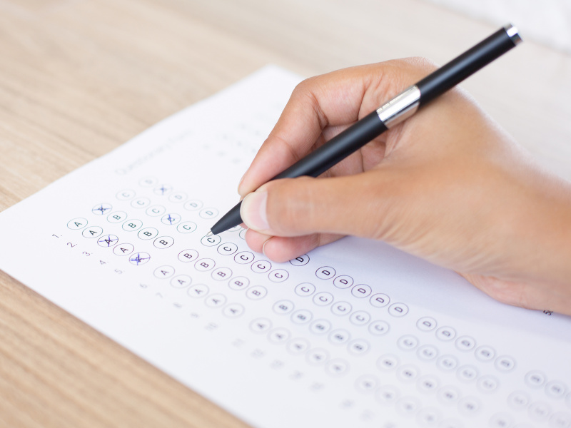 personne remplissant un test